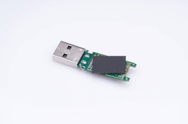 Açığa Çıkan Devre Tahtası ve Bileşenlerine sahip USB Sürücüsü.