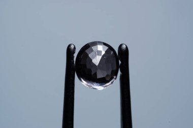 Çarpıcı Doğal Mor Spinel Gemstone Hassasiyetle Yakalandı.