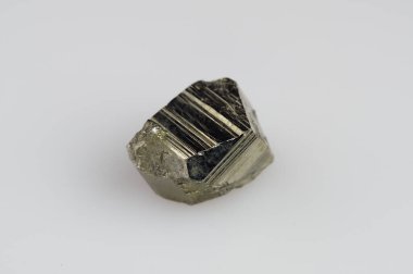 Şaşırtıcı Doğal Pyrite Gemstone Gösterimi Eşsiz Kristal Yapı ve Metalik Parıltı.