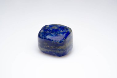 Doğal Lapis Lazuli Gemstone Zengin Mavi Renk ve Altın Pyrite Beneklerini Gösteriyor.