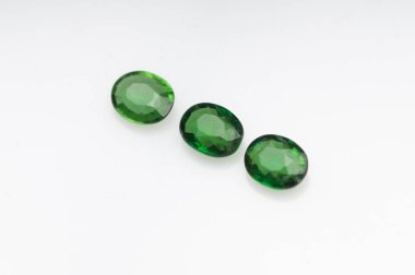 Şaşırtıcı Doğal Yeşil Tourmaline Mücevherleri Beyaz Arkaplanda Zarifçe Gösterildi.