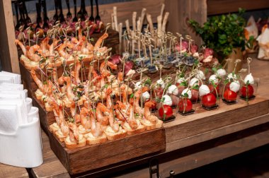 Zarif Aperatif Gösterimi Gurme Karides ve Domates Isırıkları.