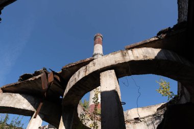 Terk Edilmiş Endüstriyel Arazi Sülfür Yığını Açık Mavi Gökyüzüne Karşı.
