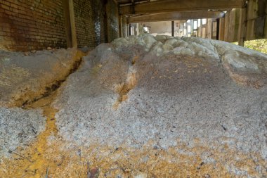 Doğal Erozyon ve Endüstriyel Bozunmayı Yansıtan Sülfür Manzara.