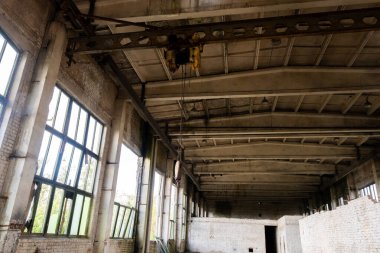 Terk Edilmiş Endüstriyel Depo Açığa Çıkan Işınlar ve Güneş Işığı Pencerelerden Süzülüyor.