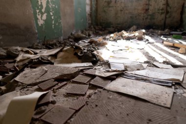 Terk Edilmiş İç Mekan Enkaz ve Çürüyen Evraklarla.
