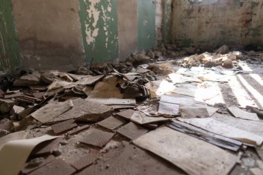Dökülen Evraklar ve Enkazlarla Terk Edilmiş Bir Boşluğun Harabeleri.