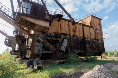 Terk Edilmiş Paslı Kazıcı Fazla Gelişmiş Manzarada.
