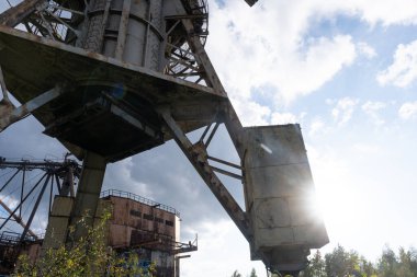 Endüstriyel Crane Silueti Dramatik Gökyüzüne Karşı.