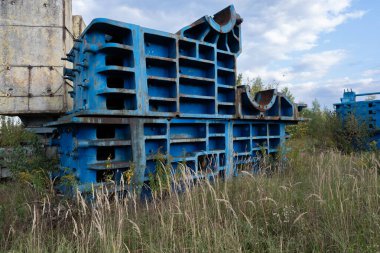 Terk Edilmiş Endüstriyel Makineler Kırsal Arazide Çimlerle Kaplanmış.