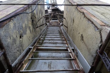 Gökyüzüne doğru ilerleyen Rusty Endüstriyel Merdiven.