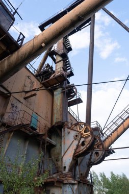 Çürümekte olan Endüstriyel Turna Mavi Gökyüzüne Karşı.