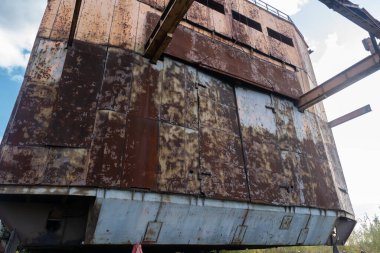 Tükenmiş Metal Panelleri Mavi Gökyüzüne Karşı Paslı Endüstriyel Yapı.