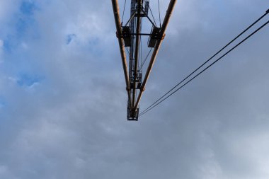 Endüstriyel Turna Dramatik Gökyüzüne Karşı.