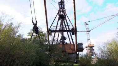 Alacakaranlık 'ta Yeşilliğin Ortasında Görkemli Sanayi Turnası
