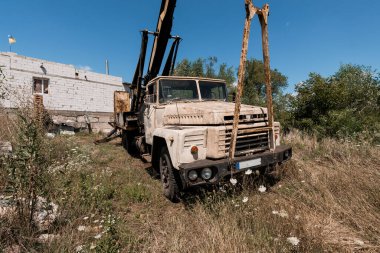 Terk Edilmiş Ağır Görev Kamyonu Kırsal Alandaki Aşırı Gelişmiş Çimlerle çevrili.