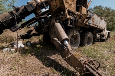 Terk Edilmiş Ağır Makineler Fazla Gelişmiş Arazide.
