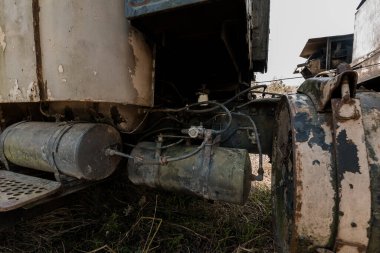 Terk Edilmiş Bir Kamyonun Paslı Bileşenleri Otların Arasında.