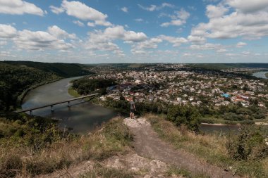 Nehir Vadisi ve Bulutlu Gökyüzünün Altındaki Şehir Manzarası.
