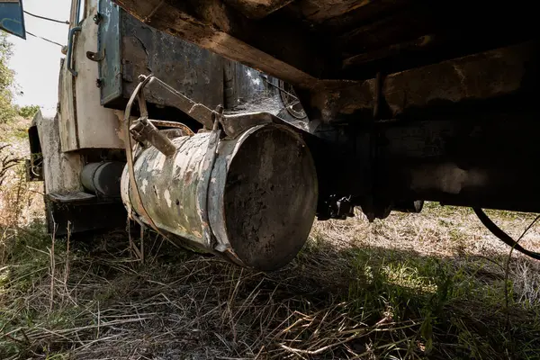 Aşırı büyümüş çimlerde askıya alınmış davulu olan Rusty Vintage Truck.