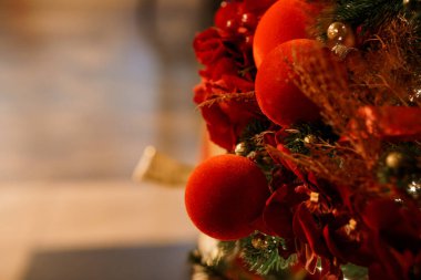 Canlı Süsler ve Dekorla Bir Noel Çelenginin Şenlikli Yakın Çekimi.