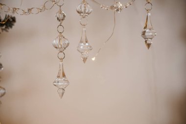 Zarif Kristal Chandelier Damlacıkları Işığı Yansıtıyor.