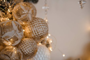 Parlayan Işıklı Görkemli Altın ve Beyaz Noel Süsleri.