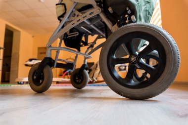 Tahta bir zeminde Gezgin Tekerleğinin Yakın Çekimi.