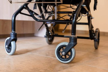 Tekerlekli sandalyenin pürüzsüz zemindeki detaylı görüntüsü.