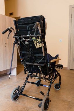 Minimalist İçişlerinde Ergonomik Rehabilitasyon Tekerlekli Sandalyesi.