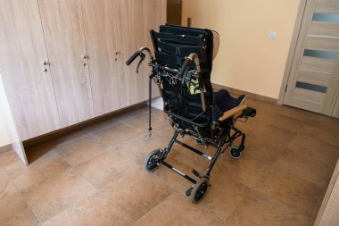 Geniş Bir Odada Modern Tekerlekli Sandalye.