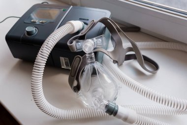 Uyku Apnesi Terapisi için Yüz Maskesine sahip Tıbbi CPAP Makinesi.