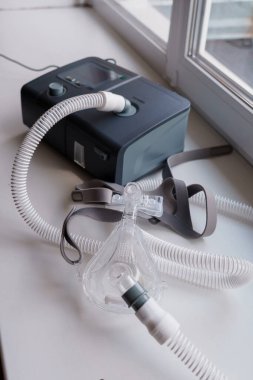 Parlak Bir Odaya Eklenmiş Maskeli Tıbbi CPAP Makinesi.