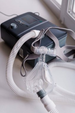 Uyku Apnesi Tedavisi için CPAP Makinesi ve Maske Ayarları.