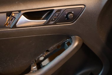 İç Araç Kapı Kolu ve Kontrol Paneli Yakın Çekim.