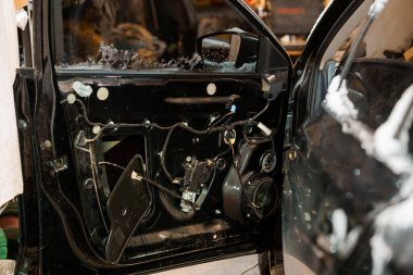 Açığa çıkmış Mekanizma ve Kabloyla Bir Araba Kapısı Görünümü.