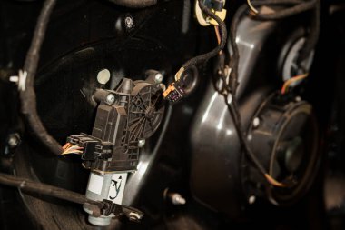 Arabanın İçsel Elektrik Bileşenlerinin Karmaşık Ayrıntıları.