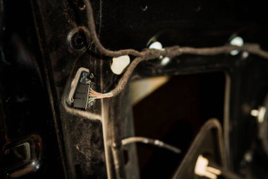 Siyah bir arabanın iç kapısının elektrik konnektörü..