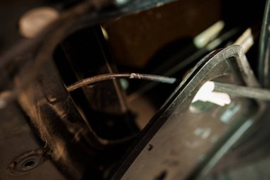 Kablolama ve Mekanik Detaylarla Araç Bileşeninin Karmaşık Görüntüsü.