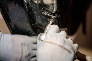 Hassasiyet Mühendisliği: Bir Mekanik Ayarda Bir Tornavida Kullanan Yakın Çekim.