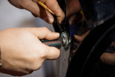 Araba Bakımı: Kapı Kilidi Üzerinde Çalışan Bir Tamircinin Yakın Çekimi.