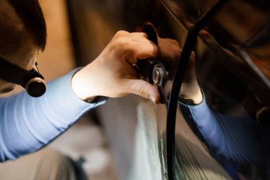 Yetenekli Tamirci Hassas Araçlarla Ayrıntılı Araba Tamiri Yapıyor.