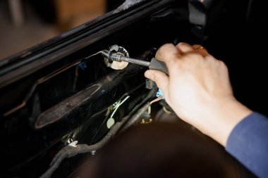 Araba Kapı Mekanizması Tamiri için Tornavida Kullanılıyor.