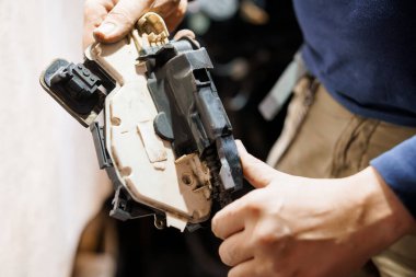 Bir Otomotiv Bileşeninin Detaylı İncelemesi Bir Teknisyen Tarafından Tutuldu.