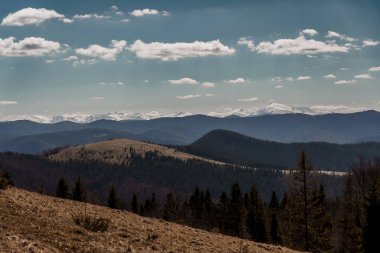 Huzurlu Dağ Manzarası Bulutlu Gökyüzünün Altında.