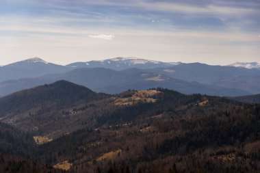 Bulutlu Gök Altında Görkemli Dağ Manzarası.