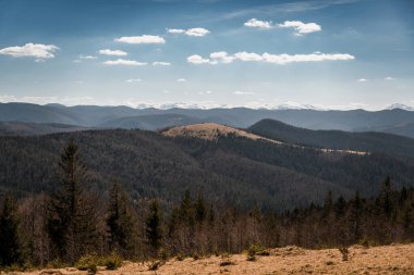 Geniş Dağ Manzarası Açık Mavi Gökyüzü Altında.
