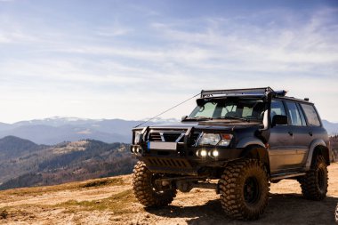 Off-Road Macerası: Dağ arazisinde engebeli bir SUV.