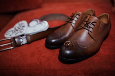 Kahverengi Elbise Ayakkabıları, Yüzükler ve Aksesuarlar içeren Zarif Damat Giysisi.