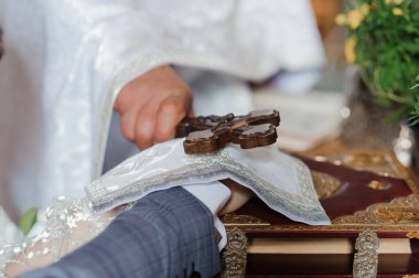 Haç ve Kumaş Ayrıntılarıyla Dini Tören.